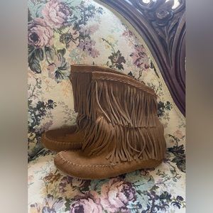 Minnetonka women’s leather fringe boots size 10